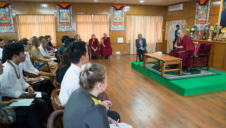 Его Святейшество Далай-лама дарует наставления студентам из Мумбаи и Калифорнийского университета в Сан-Диего. Фото: Тензин Чойджор (офис ЕСДЛ)
