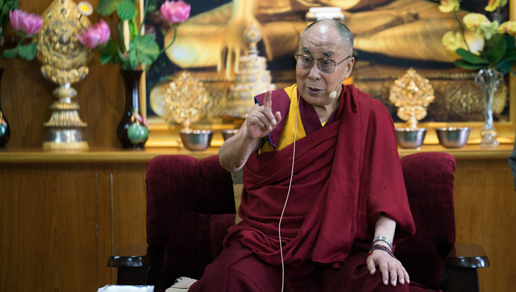 Его Святейшество Далай-лама во время встречи со студентами, организованной в его резиденции. Фото: Тензин Чойджор (офис ЕСДЛ)