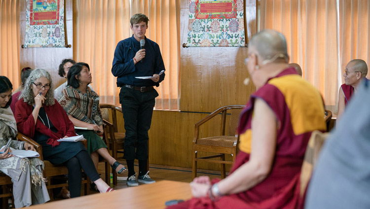 Студент из Калифорнийского университета в Сан-Диего задает вопрос Его Святейшеству Далай-ламе. Фото: Тензин Чойджор (офис ЕСДЛ)