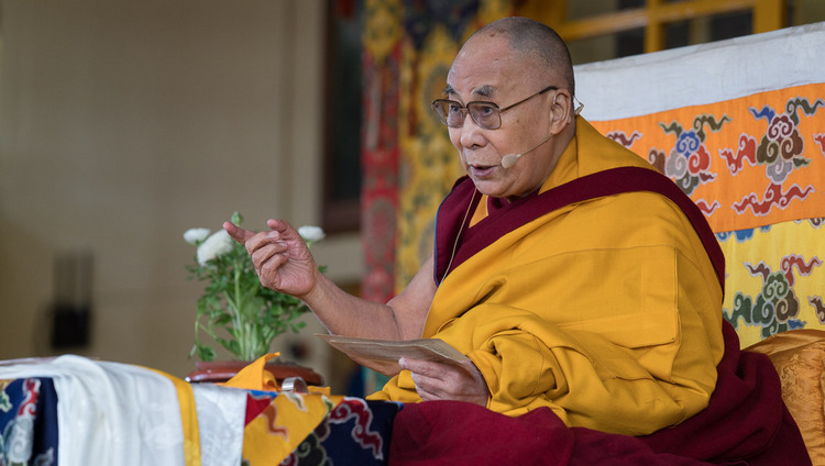 Его Святейшество Далай-лама дает комментарий к «Восхвалению взаимозависимого происхождения» Чже Цонкапы. Фото: Тензин Чойджор.