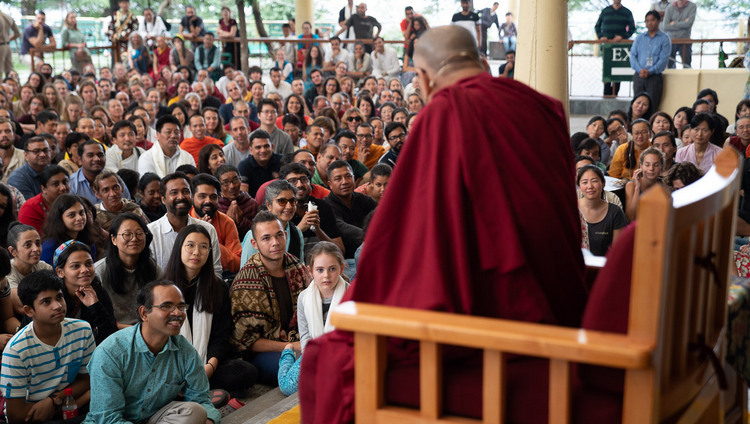Его Святейшество Далай-лама отвечает на вопрос 8-летней девочки в ходе встречи с индийскими и иностранными туристами. Фото: Тензин Чойджор.