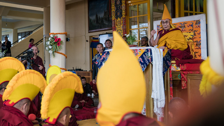 Его Святейшество Далай-лама читает завершающие молитвы по окончании учений, дарованных по случаю Дня чудес. Фото: Тензин Чойджор.