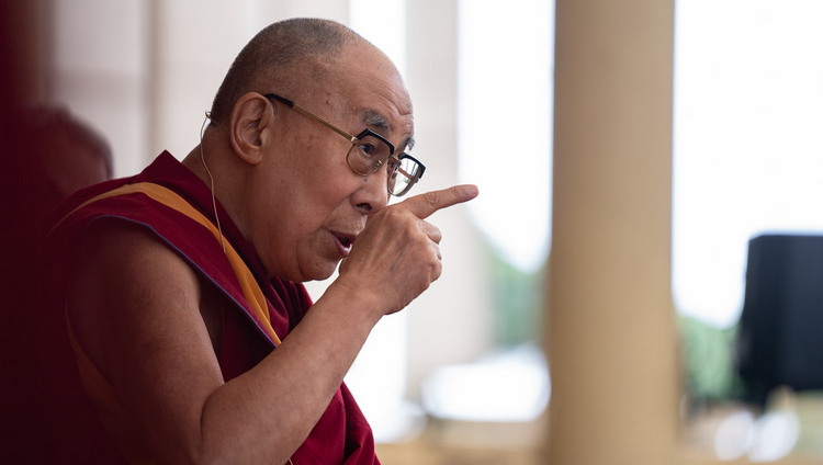 Его Святейшество Далай-лама отвечает на вопросы во время встречи с индийскими и иностранными туристами. Фото: Тензин Чойджор.
