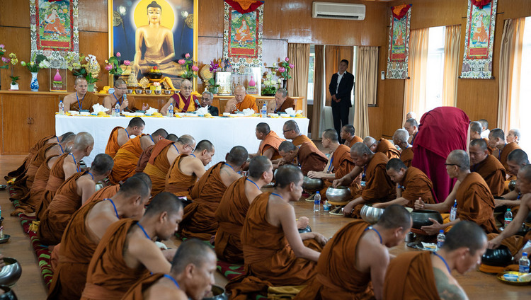 Его Святейшество Далай-лама обедает с тайскими монахами и их меценатами в своей резиденции. Фото: Тензин Чойджор.