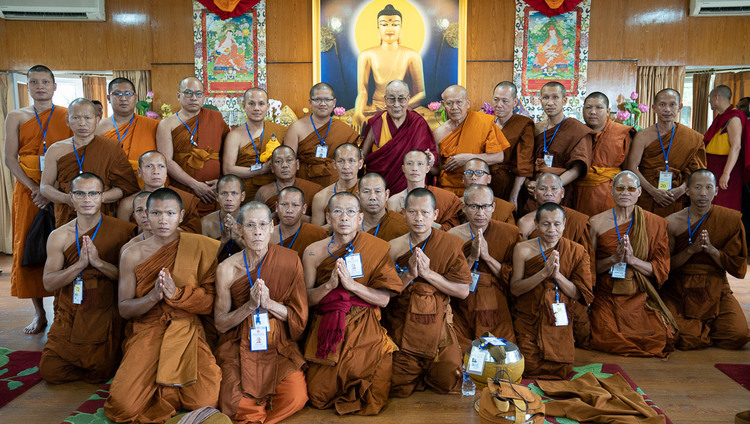 Его Святейшество Далай-лама фотографируется с группами тайских монахов и их меценатов в своей резиденции. Фото: Тензин Чойджор.