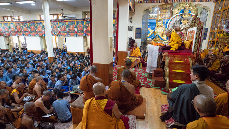 Вид на зал главного тибетского храма во время второго дня учений Его Святейшества Далай-ламы для тибетской молодежи. Фото: Тензин Пунцок.