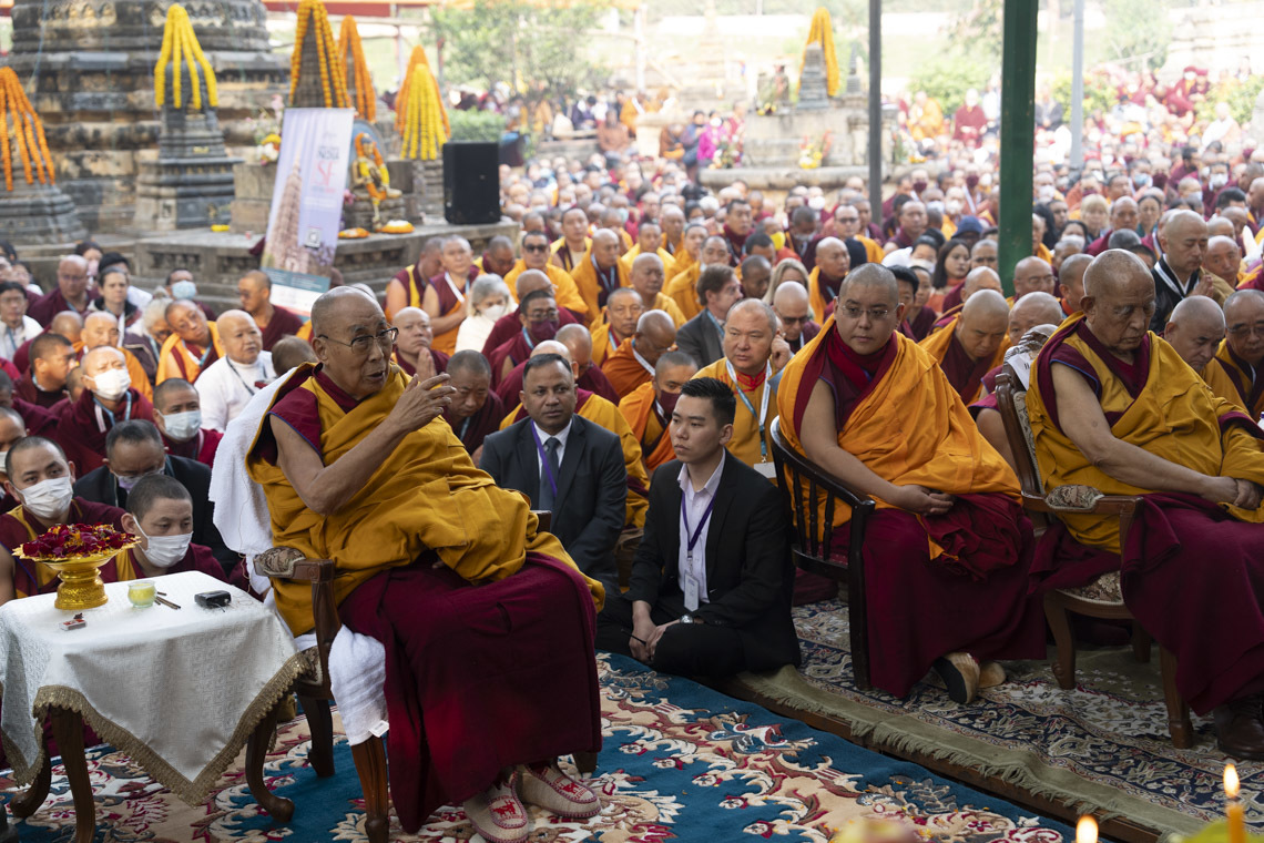 Его Святейшество Далай-лама обращается к собравшимся в храме Махабодхи, вознося молитвы о мире во всем мире. Бодхгая, штат Бихар, Индия. 23 декабря 2023 года. Фото: Тензин Чойджор (офис ЕСДЛ).