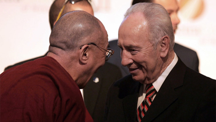 Его Святейшество Далай-лама и Шимон Перес во время Второй конференции лауреатов Нобелевской премии. Петра, Иордания. 21 июня 2006 г. Фото: Getty Image (архив)