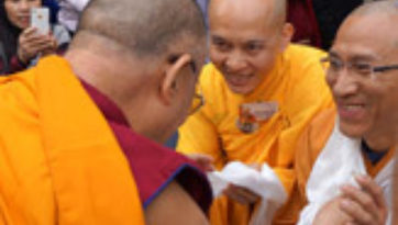 В завершение европейского тура Его Святейшество Далай-лама посетил вьетнамский храм Вьен Зак