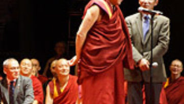 Далай-лама даровал в Нью-Йорке посвящение Будды Шакьямуни «Установление в трех самайях» и прочел публичную лекцию о ненасилии