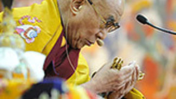 Далай-лама даровал учения по сочинению Чже Цонкапы «Три основы пути» и благословение Белой Тары