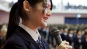 В Токио Далай-лама встретился с ученицами академии Якумо