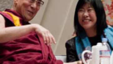 В Киото Далай-лама дал несколько интервью и провел публичную беседу о возможных путях самовыражения, несущих миру свободу