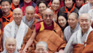 Перед отъездом из Японии Далай-лама встретился с тибетцами и корейскими буддистами