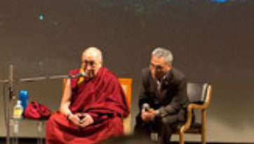 В Дели Далай-лама вручил премию имени Т.Н. Кхошу и посетил детский дом для беспризорников