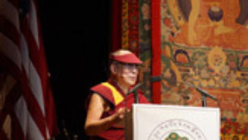 Далай-лама провел беседу об обретении счастья и посетил церемонию награждения премией «Неизвестные герои сострадания»