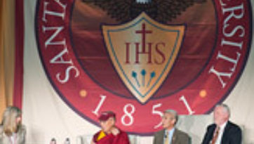 Далай-лама принял участие в обсуждении на тему «Бизнес, нравственность и сострадание» в университете Санта-Клары