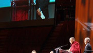 В Лос-Анджелесе Далай-лама прочел лекцию «Ненасилие и значение сострадания в 21-м столетии»