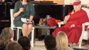 В Лос-Анджелесе Далай-лама дал несколько интервью, в том числе Ларри Кингу