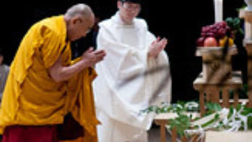 Далай-лама посетил Сендай в регионе Тахоку, пострадавший от землетрясения в 2011 году