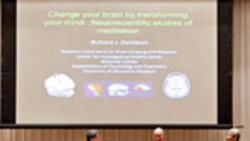 В Киото Далай-лама принял участие в первом дне конференции, посвященной составлению «карты ума»