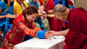 Перед отъездом из Японии Далай-лама встретился с тибетцами, монголами и китайцами