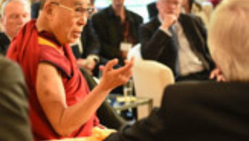В первый день пребывания во Франкфурте Далай-лама посетил Тибетский дом