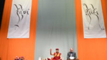 Во Франкфурте Далай-лама провел пресс-конференцию, встретился с членами правления Тибетского дома, а также прочел публичную лекцию