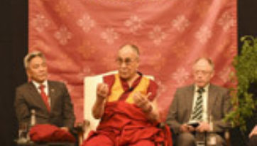 Перед отъездом в Индию Далай-лама прочел во Франкфурте публичную лекцию