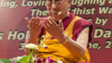 Жить, любить, смеяться и умирать по-буддийски – первый день учений Далай-ламы в Мумбаи