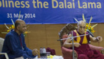 Жить, любить, смеяться и умирать по-буддийски – второй день учений Далай-ламы в Мумбаи