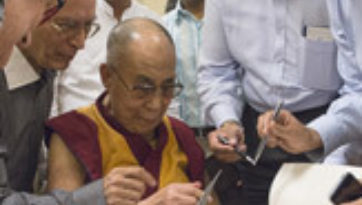 Жить, любить, смеяться и умирать по-буддийски – третий день учений Далай-ламы в Мумбаи