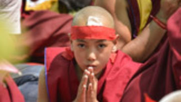 Вхождение учеников в песочную мандалу во время 33-го посвящения Калачакры