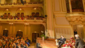 В завершение визита в Гамбург Далай-лама даровал посвящение Авалокитешвары и встретился с тибетцами и членами немецкой группы поддержки Тибета