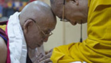 В главном тибетском храме Дхарамсалы провели молебен о долголетии Далай-ламы