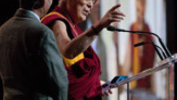 В Ванкувере Далай-лама принял участие в беседах о воспитании сердца