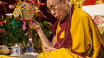 В Ванкувере Далай-лама провел учения по сочинению «Восемь строф о преобразовании ума» и даровал посвящение Авалокитешвары