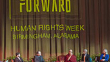 В Бирмингеме Далай-лама встретился с тибетцами, принял участие в межрелигиозном диалоге и прочел лекцию о светской этике