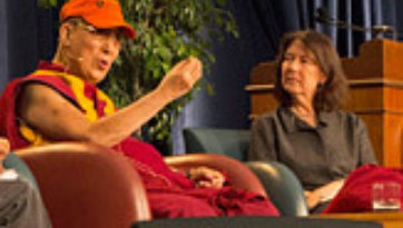 Далай-лама прочел публичную лекцию о воспитании сердца и принял участие в беседе о служении