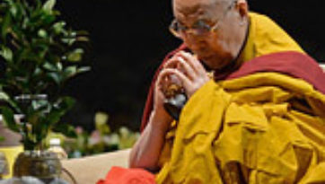 В Нью-Йорке Далай-лама даровал учения по сочинению Нагарждуны «Комментарий к бодхичитте» и посвящение Авалокитешвары