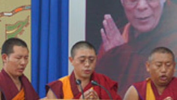 В университете Тумкура Далай-лама принял участие в торжественном открытии конференции «Этика в новом тысячелетии»