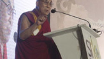 Первый день нового года Далай-лама провел в Гуджарате