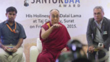 В Сурате Далай-ламе вручили премию Сантокбаа