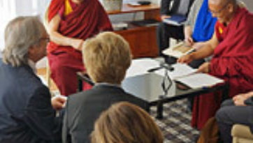 Далай-лама принял участие в международном торжественном обеде, проходящем в рамках ежегодного Национального молитвенного завтрака