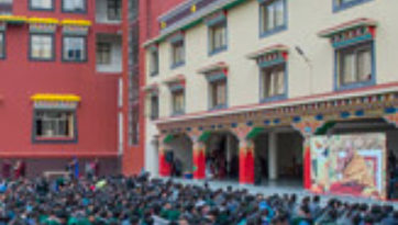 В Шераблинге Далай-лама даровал посвящение долгой жизни и провел учения по сочинению Атиши «Светоч на пути к пробуждению»