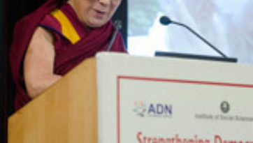 Далай-лама выступил на конференции, посвященной укреплению демократии в Азии, и встретился с членами клуба Джимкхана