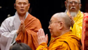 В Токио Далай-лама начал учения по «Сутре сердца» и сочинению Камалашилы «Комментарий к бодхичитте»