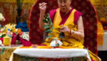В Токио Далай-лама даровал посвящение Авалокитешвары и завершил учения по сочинениям «Ступени медитации» и «Три важнейших момента»