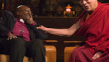 В Дхарамсале началась серия бесед Далай-ламы с архиепископом Десмондом Туту, которые войдут в «Книгу радости»