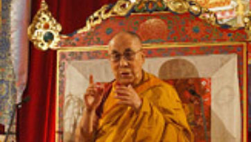 Второй день учений Далай-ламы в Леуре